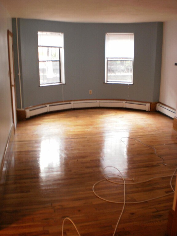Photo - 91 Brook Ave Unit uni1 2-bed