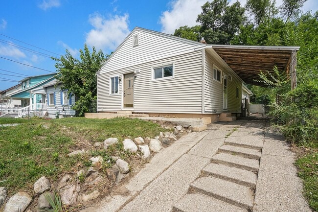 Photo - 3 Bedroom, 2 Bath Home in Grand Rapids! Av...