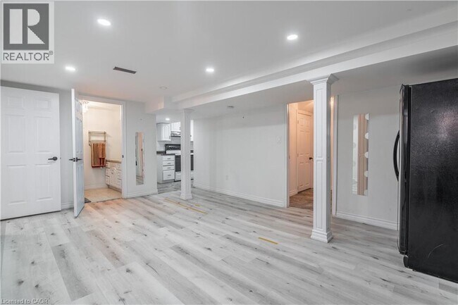 Photo - 404 Stone Church Rd E