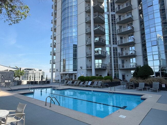 Building Photo - 333 W Trade St