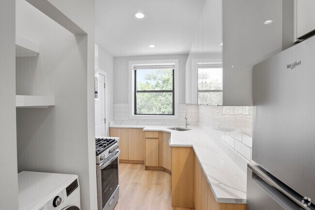 Building Photo - 7510 N Eastlake Ter Unit 1W Rental