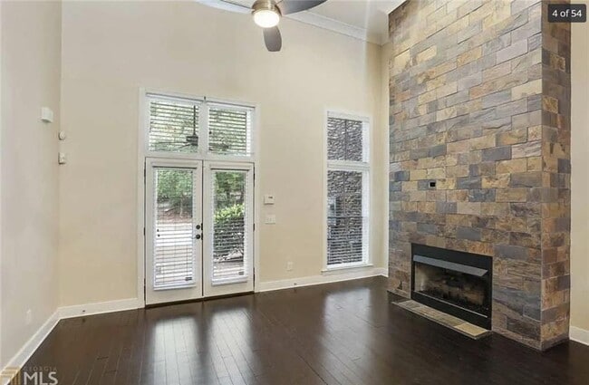 Photo - 255 Southerland Terrace NE