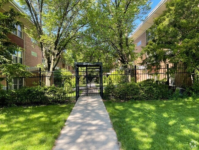 Building Photo - 7530 N Ridge Blvd Unit 3W Rental