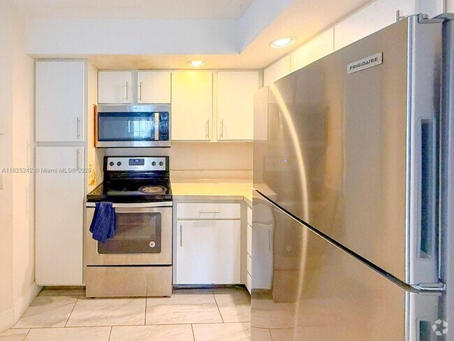 Building Photo - 3440 Pinewalk Dr N Unit 518 Rental