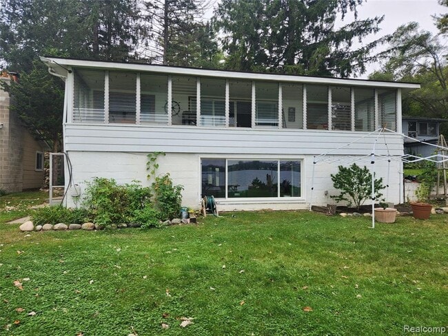 Building Photo - 8463 Hillpoint Dr