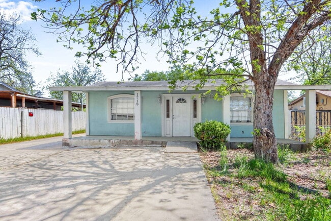 "Charming 2-Bed Duplex Retreat with Full Bath on Commercial Avenue – 842 Sq Ft of Cozy Living in ...