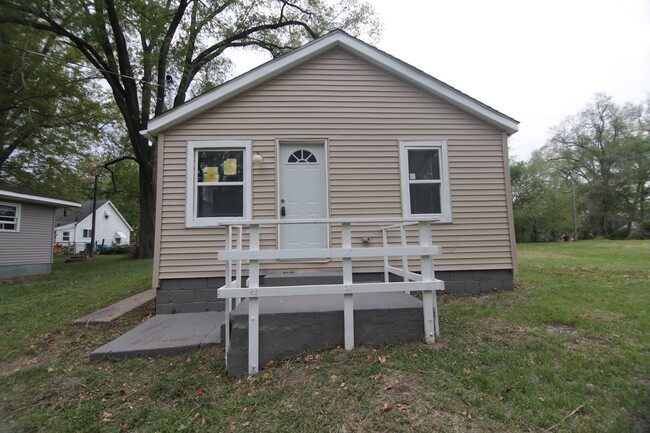 Newly Rehabbed 1-Bedroom Home – Pet Friend... - Newly Rehabbed 1-Bedroom Home – Pet Friend...