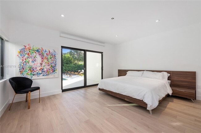 Photo - 900 W 47th Ct