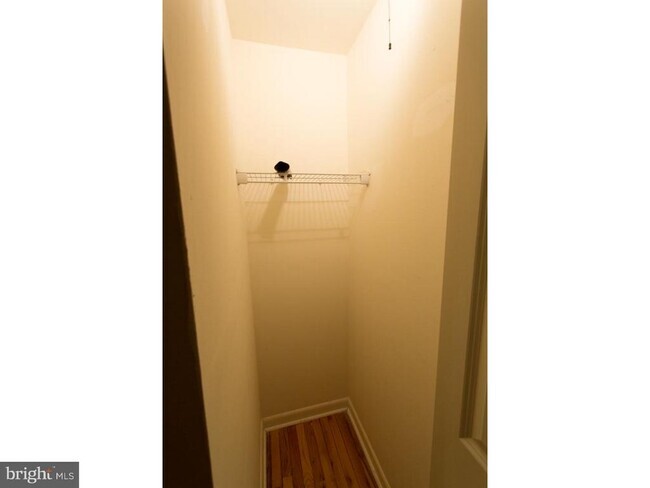Building Photo - 924 Pine St Unit 2F Rental