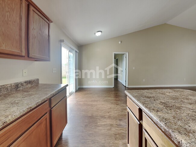 Photo - 414 Woodford Way