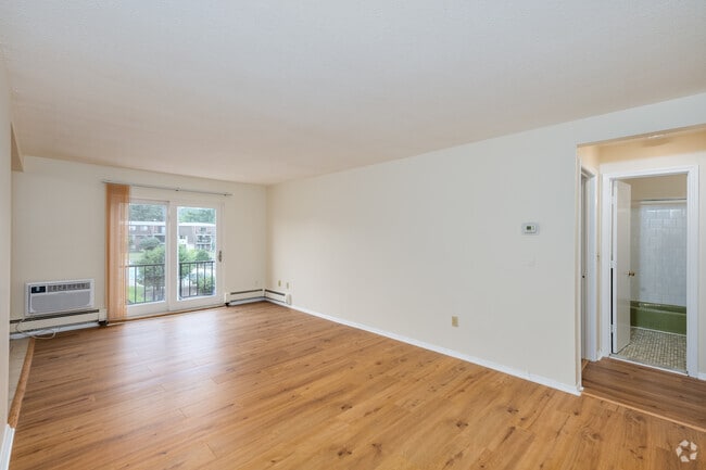 1BR, 1BA - 765SF - Living Room