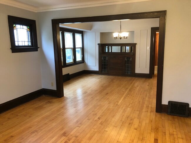 Building Photo - 541 N 62nd St Unit Lower Rental