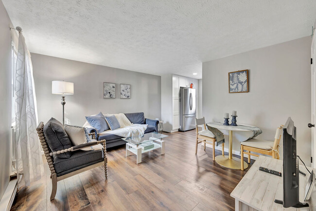 Building Photo - 732 S Poplar St Rental
