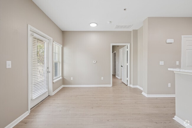 1BR, 1BA - 702SF - Dining Room - The Waterline