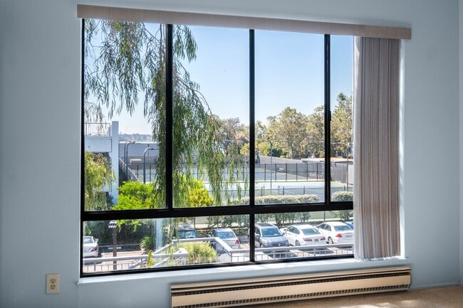 Building Photo - Sunny South-Facing Watergate Studio! Unit E341