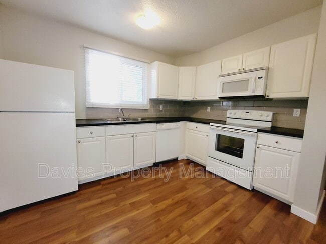Photo - 1748 Lakewood Rd S NW