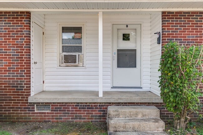 Building Photo - 508 Mayflower Dr Unit B