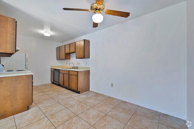 1BR, 1BA - 750SF - Dining Room/Kitchen