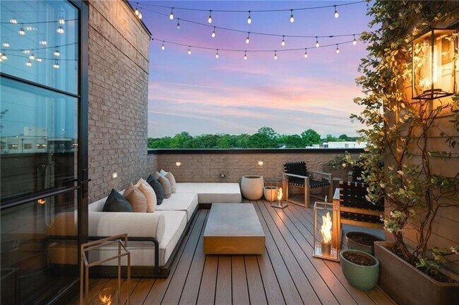 Photo - 661 Auburn Ave NE