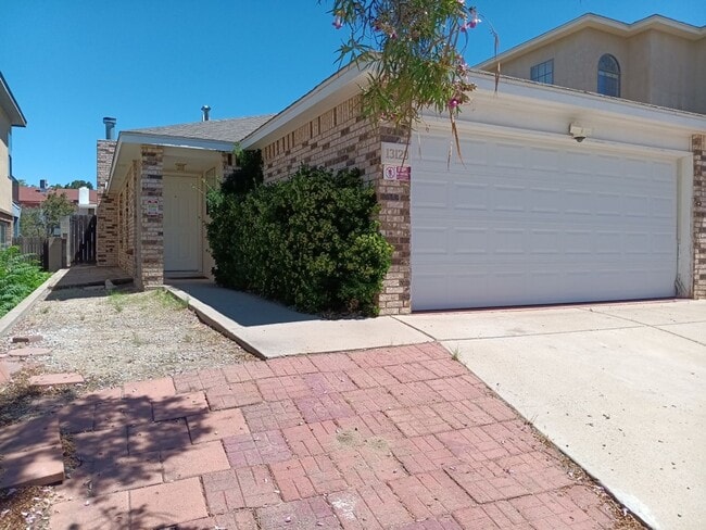 Building Photo - 3 Bedroom, 2 Bathroom Home! Schedule a Showing!