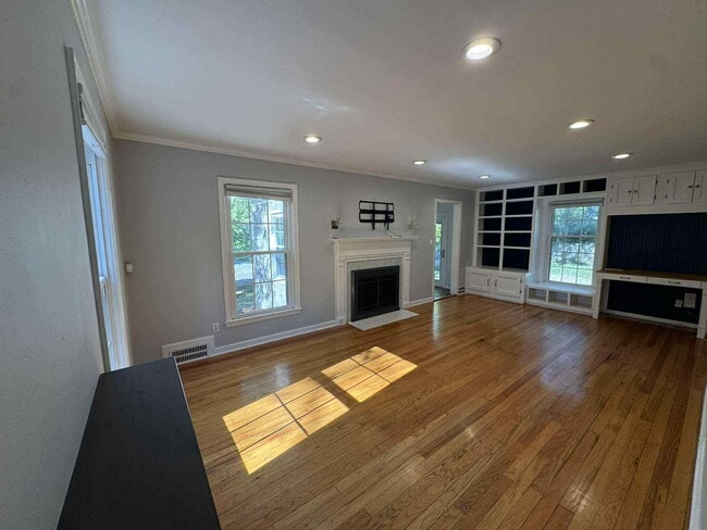 Building Photo - 400 E 65th St