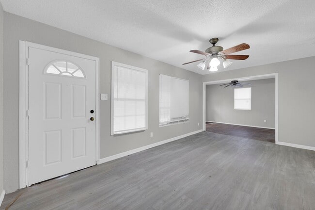 Photo - SPACIOUS! LOCATION!