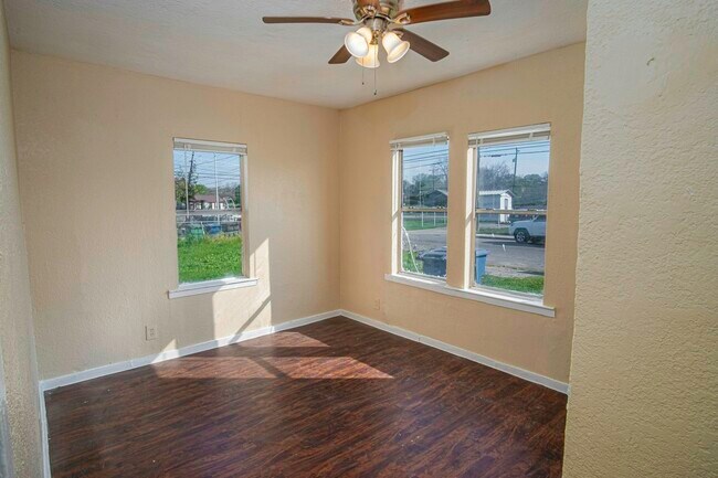 Photo - 819 Larry St