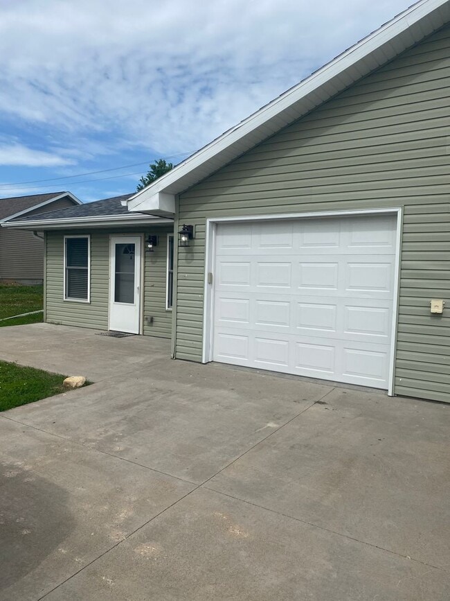 Building Photo - 1308 Trojan Rd Unit A