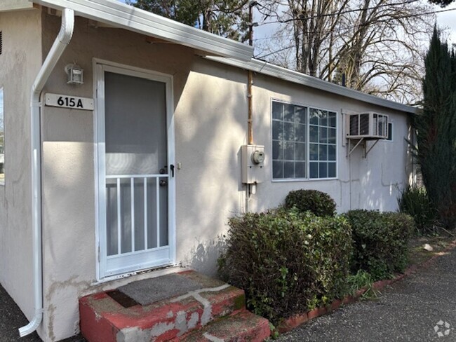 Building Photo - Cute and Cozy 1 Bedroom Walking Distance t... Rental