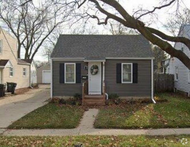 Building Photo - Cute 2-bedroom home, fenced in backyard wi...