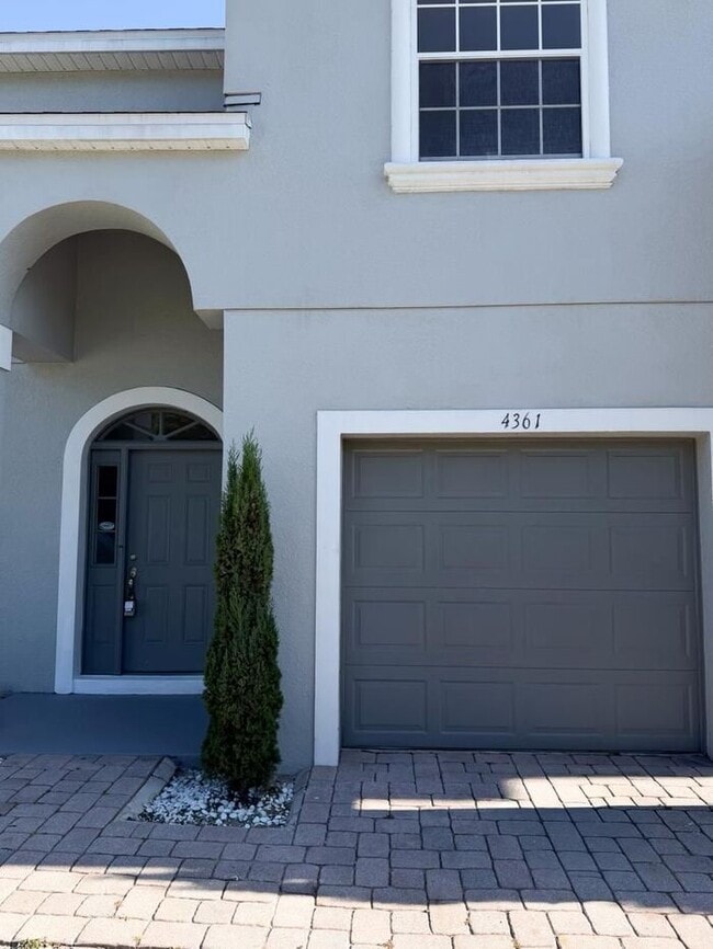 Building Photo - Updated 3 bed 2.5 bath Townhome