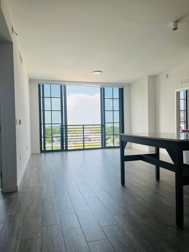 Sala de estar - 445 NW 26th St Unidad B1