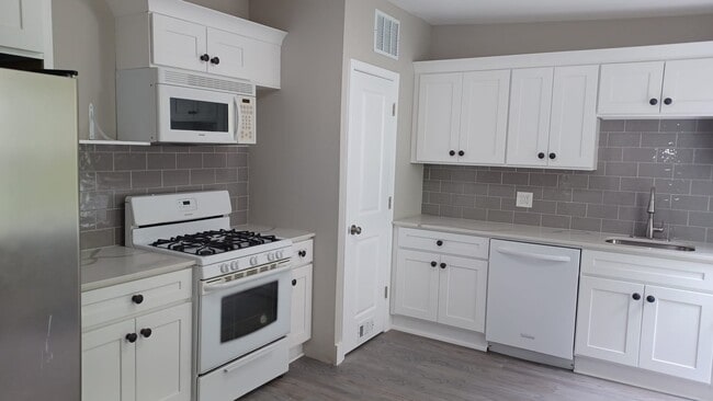 Building Photo - 139 S Lumber St Unit 2