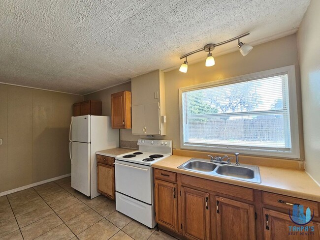 Photo - 2 bedroom, 1 bath house for rent in Lakeland - Available NOW