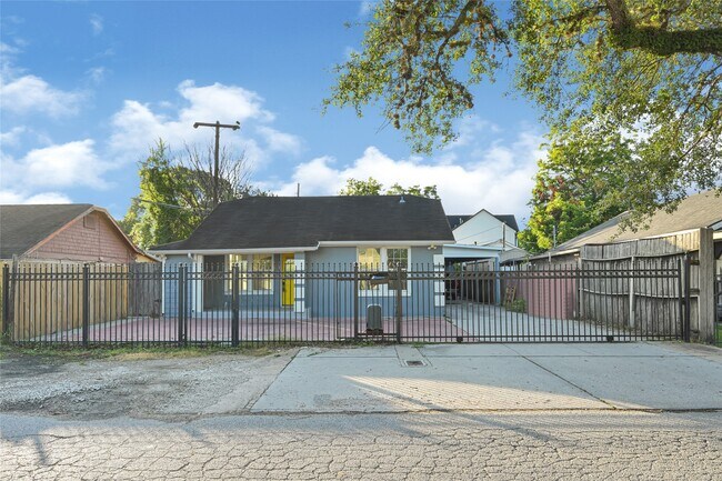 Photo - 2331 Delafield St
