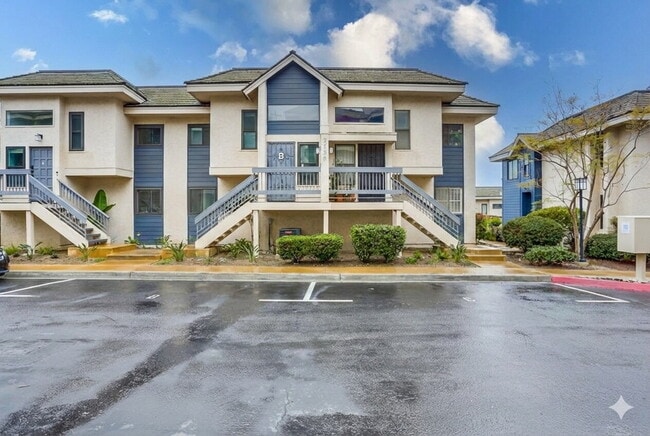 Building Photo - Welcome to this beautiful 1,042 sq. ft. condo offering modern comfort in a prime location! Unit B