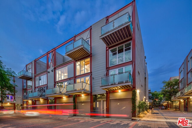 Building Photo - 3450 Cahuenga Blvd Unit 402 Rental