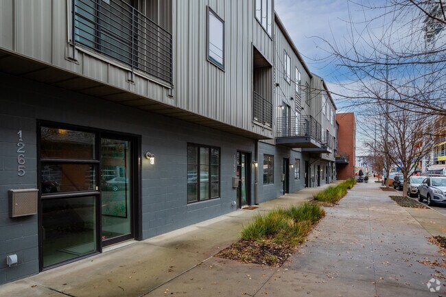 Entrada - Six 10 Merritt