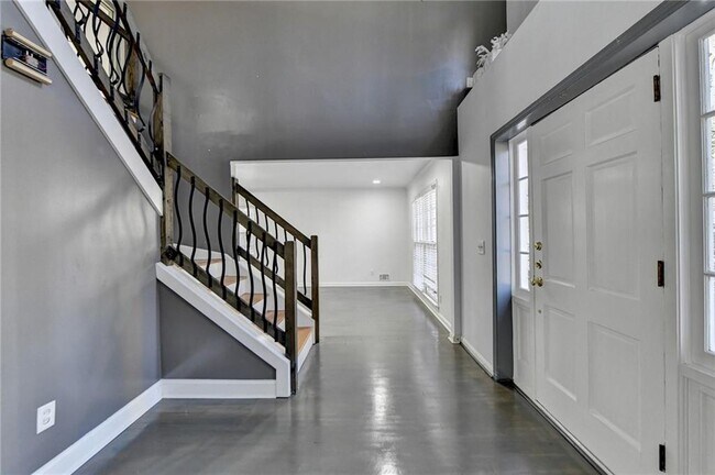 Photo - 525 Abernathy Rd NE