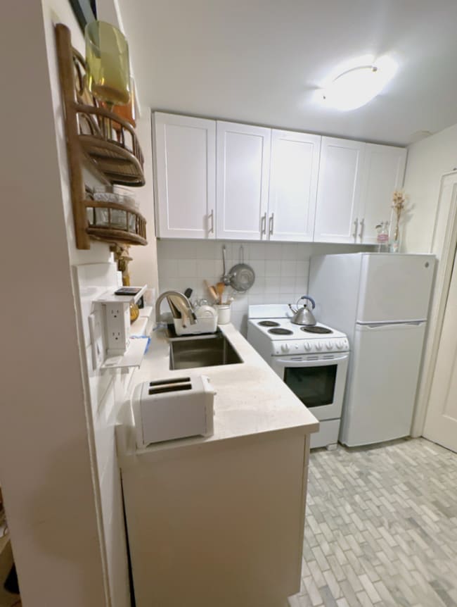 Building Photo - 496 Montrose Ave - 17 Unit 17