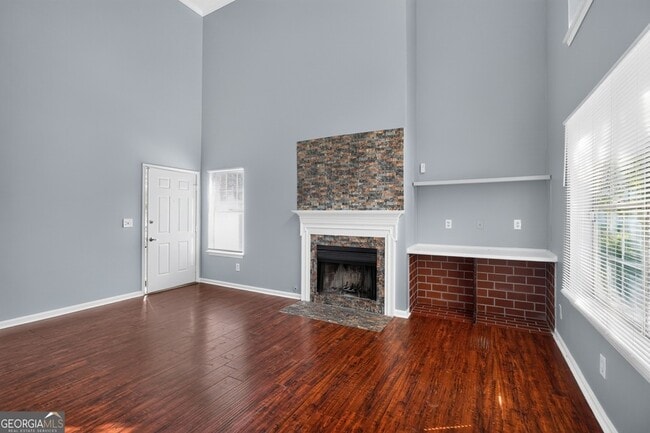 Photo - 1024 Wiltshire Way NW