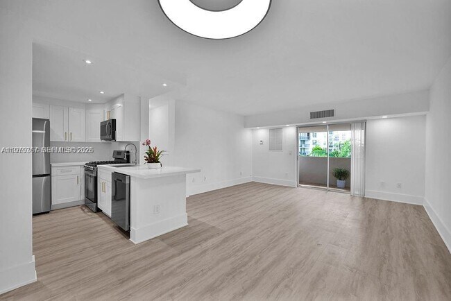 Building Photo - 2201 Brickell Ave Unit 80