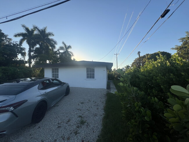 Building Photo - Updated 3/1 Home for Rent Close to Downtown Fort Myers Fun & Dining!