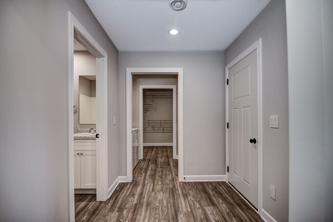 Building Photo - 3 Bedroom Town Home