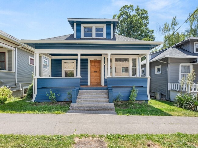 Building Photo - Spacious 3 bedroom, 1 Bath House in Inner SE Portland - Everything Right at Your Doorstep!