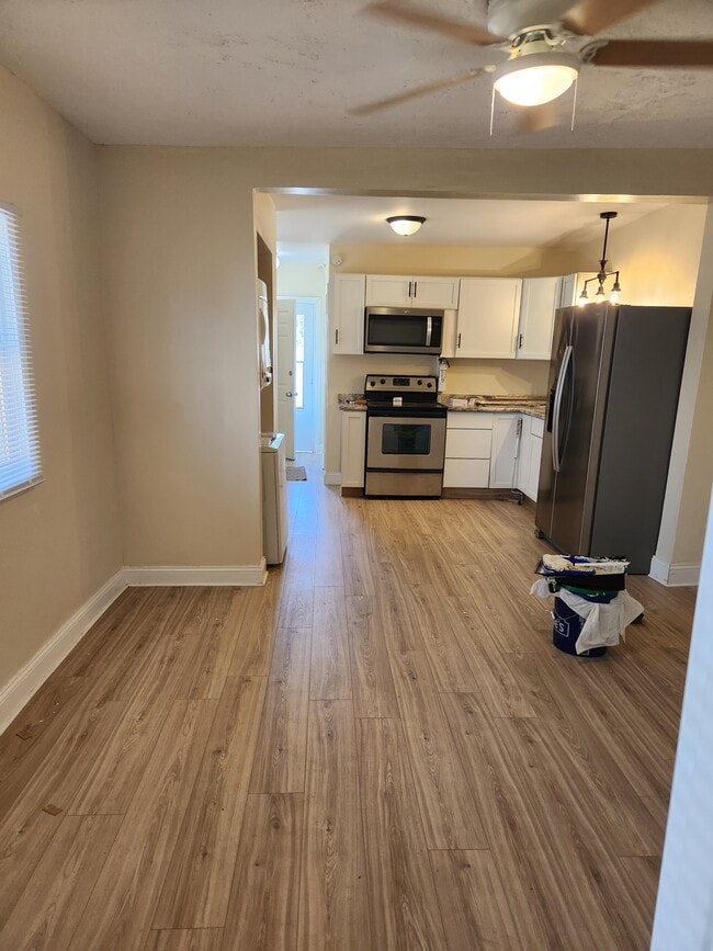 Cocina remodelada con electrodomésticos Whirlpool de acero inoxidable. - 1424 Avenue A Unidad #3