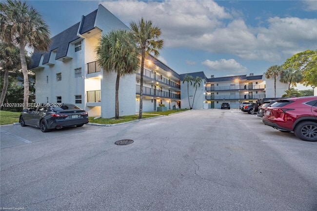 Building Photo - 8002 Lagos De Campo Blvd Unit B-101