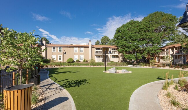 Deja que tu amigo peludo corra libremente en el parque para mascotas cercado que hay en las instalaciones. - Creekside