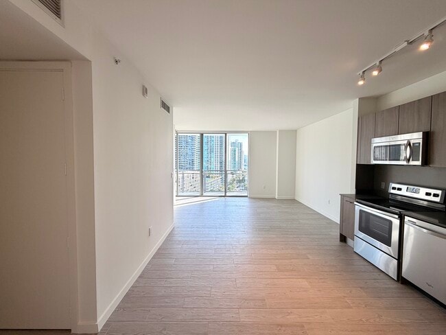 Building Photo - 46 NW 35th St Unit A4