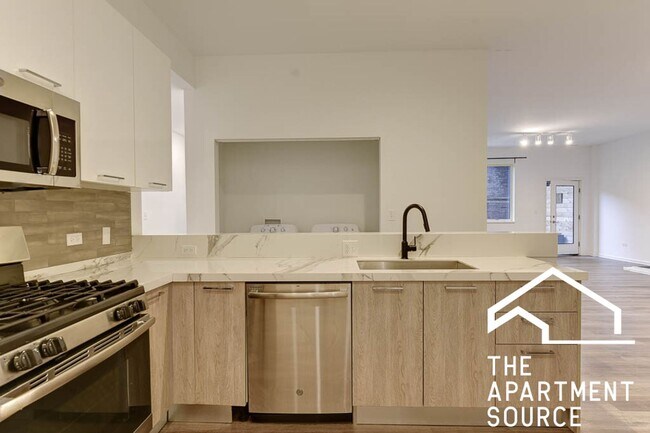 Photo - South Loop 3 bed 2 bath -- Updated Kitchen, HUGE Floorplan, Large Patio Unidad 206